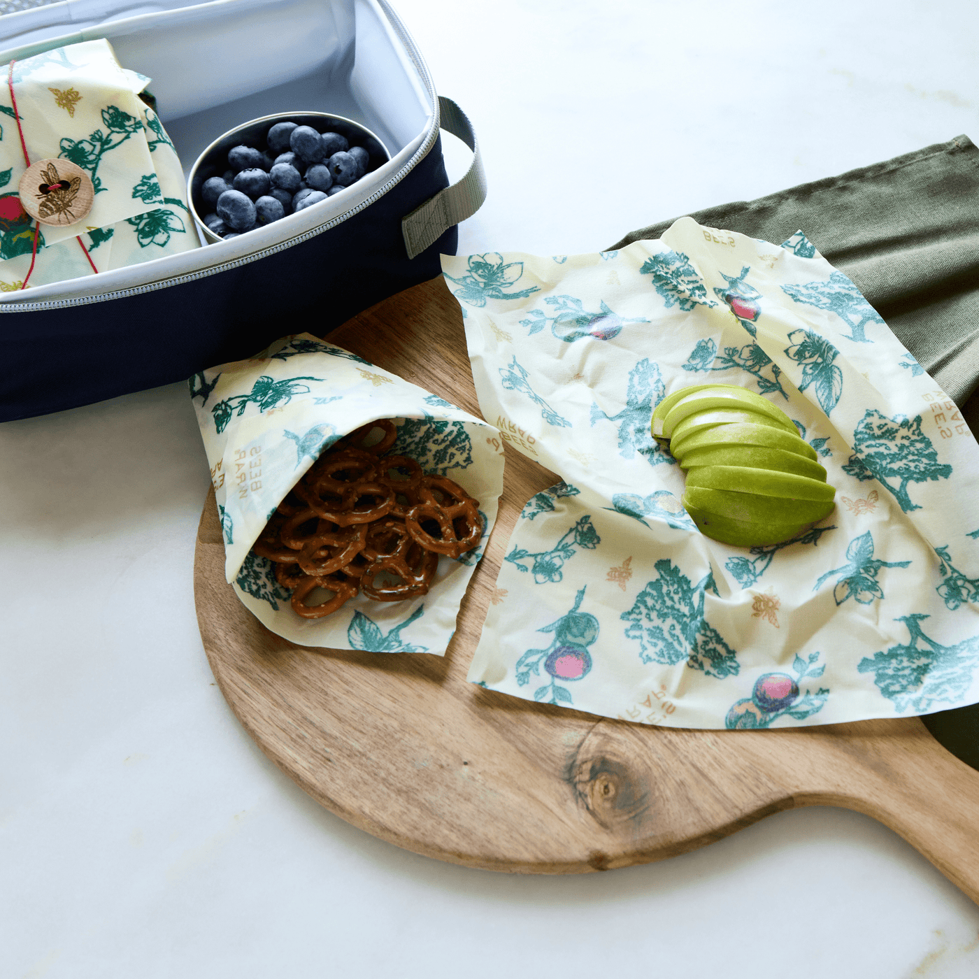 Bee's Wrap Reusable Beeswax Food Wraps Made in the USA, Eco Friendly  Beeswax Food Wrap, Sustainable Food Storage Containers, Organic Cotton Food